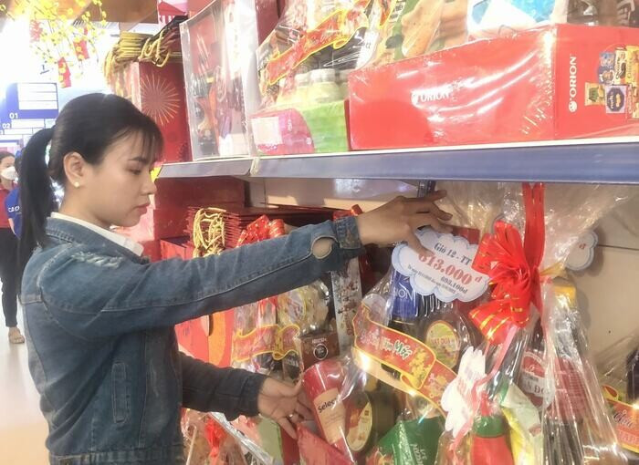 Trưng bày cửa hàng tạp hóa theo theo không khí ngày Tết