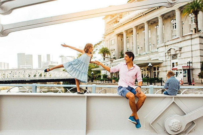 trước cửa khách sạn The Fullerton Hotel Singapore