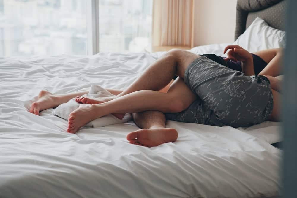 Tư thế ôm đan chân người yêu