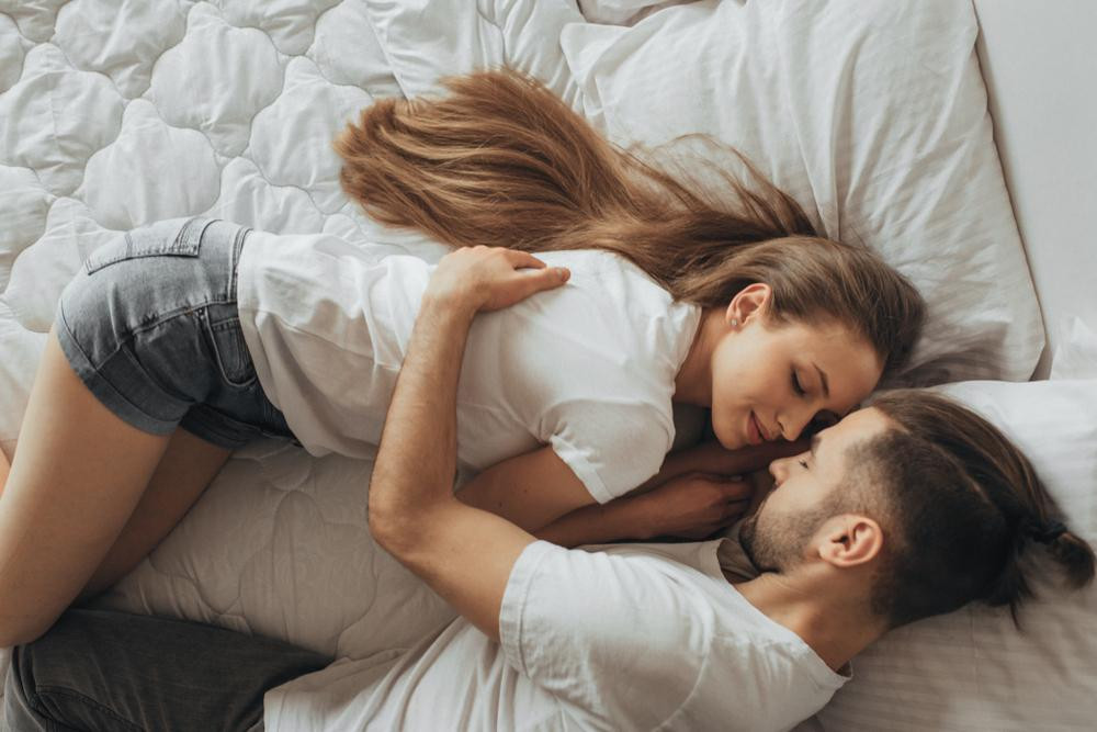 Tư thế ôm nhau ngủ mặt đối mặt