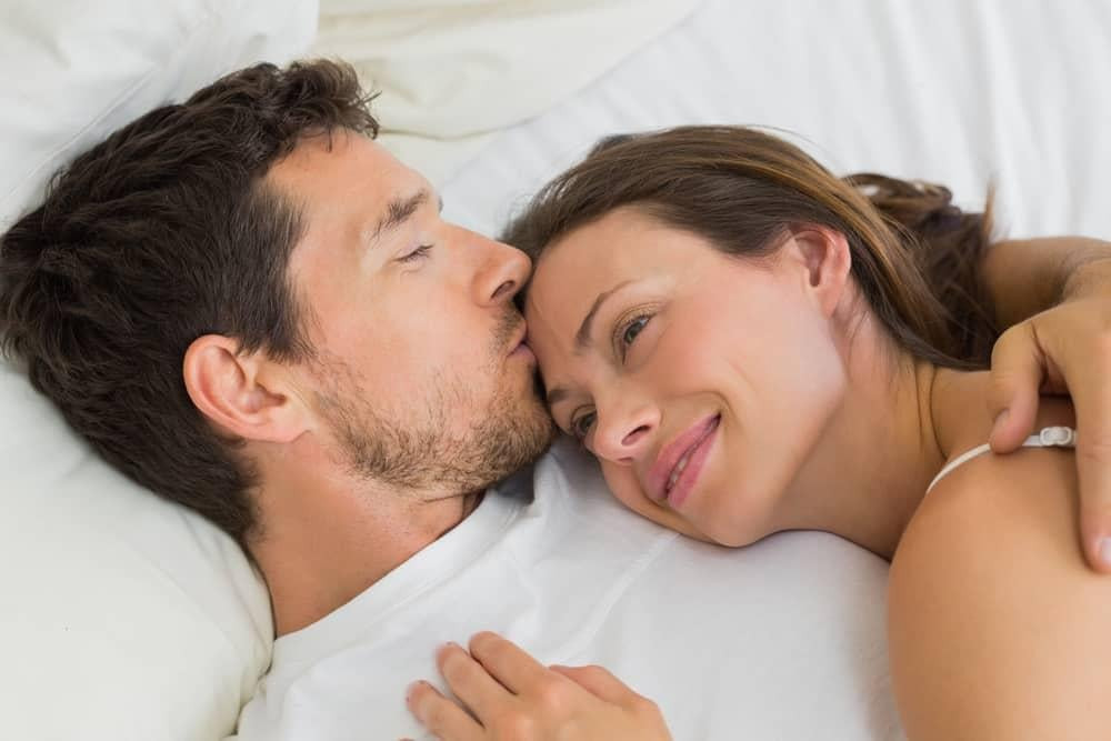 Tư thế ôm nhau ngủ nằm trên ngực