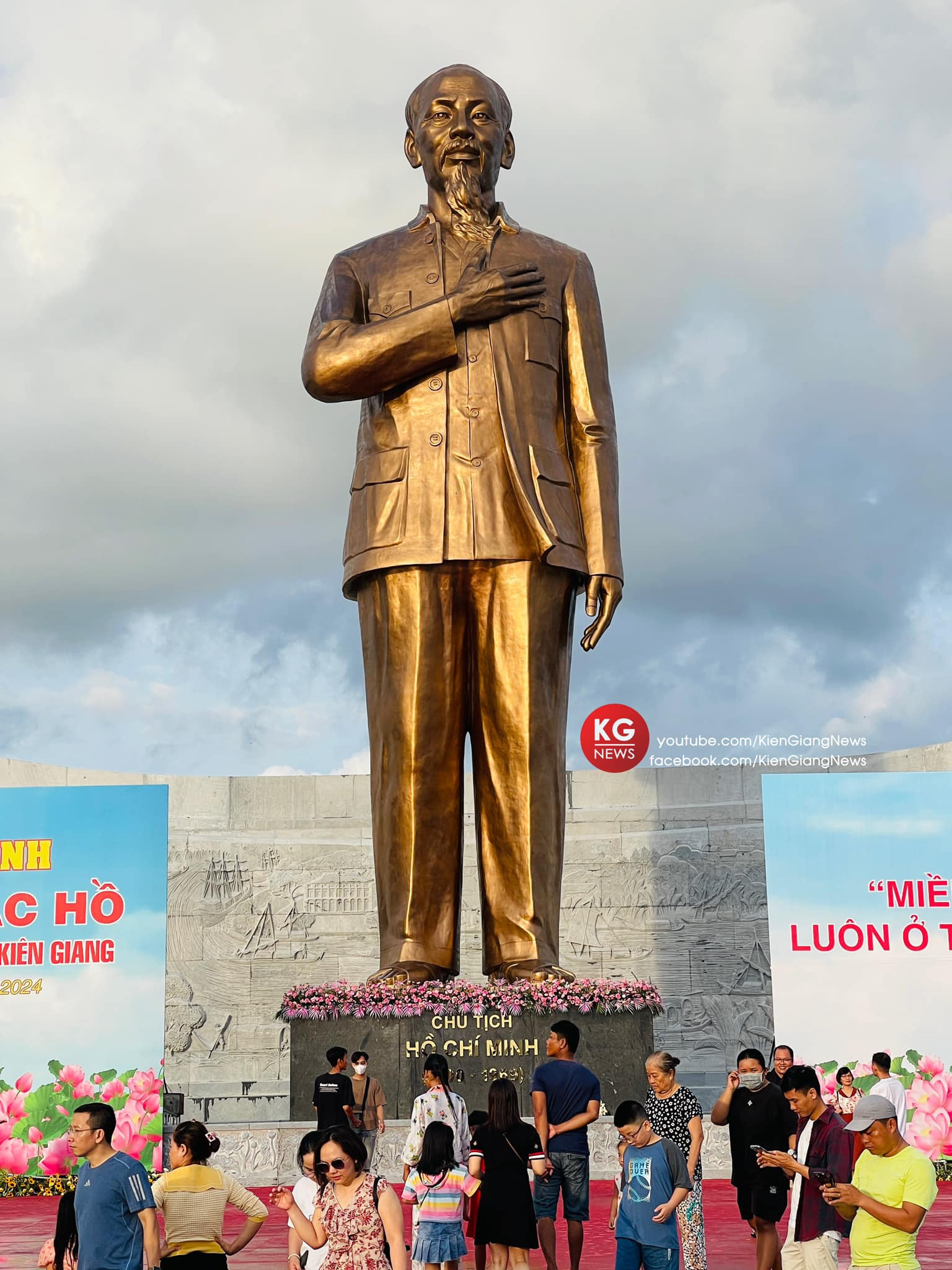 Tượng Bác Hồ đặt tay lên ngực trái và hướng ra biển (Ảnh: Kiên Giang News)