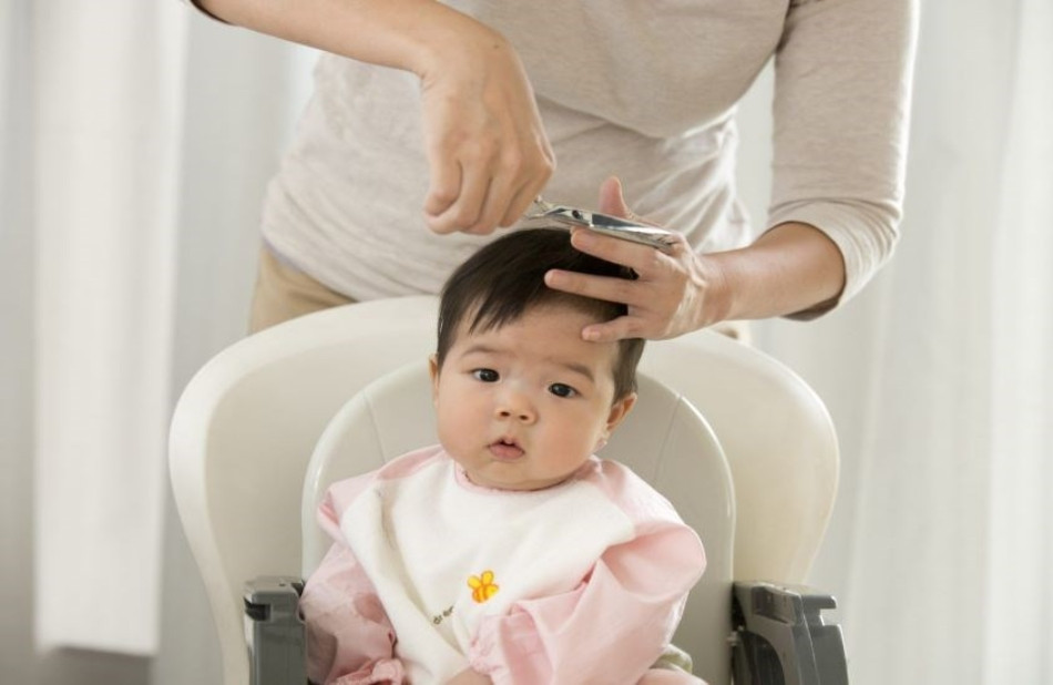Tuyệt đối không cắt tóc màu của bé gái quá sớm