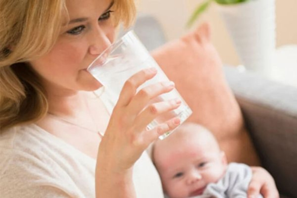 Uống đủ lượng nước mỗi ngày trong giai đoạn ở cữ.