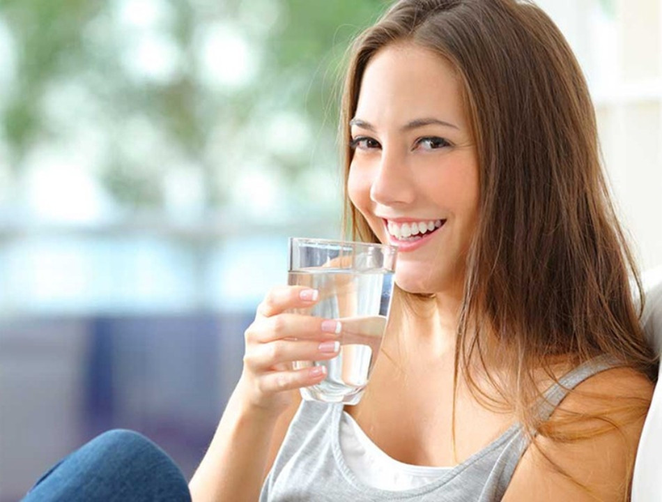 Uống đủ nước mỗi ngày