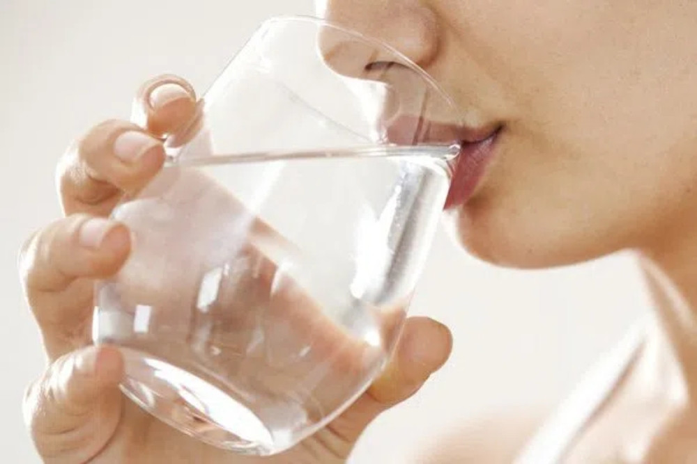 Uống đủ nước mỗi ngày giúp đào thải độc tố và chăm sóc da tốt hơn