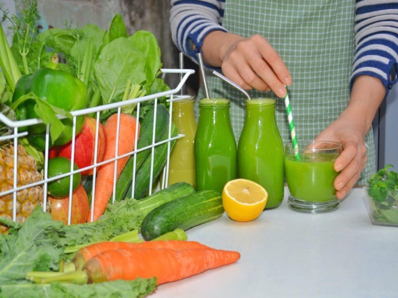 Uống đủ nước và ăn nhiều rau xanh giúp làn da luôn khỏe mạnh