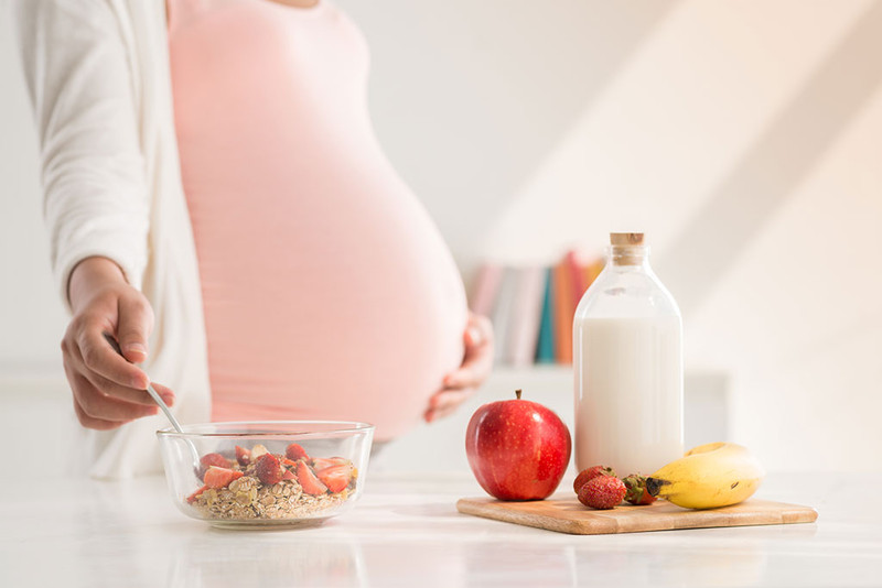Uống đủ nước và chế độ ăn uống khoa học cho bà bầu