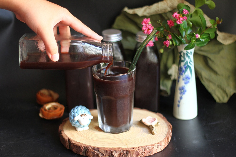 Uống nước đậu đen là một cách an toàn để chăm sóc cả vóc dáng lẫn dưỡng trắng làn da.