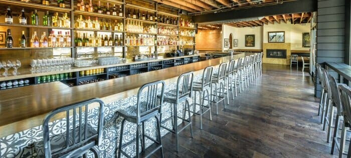 Vật liệu có thể ảnh hưởng đến kích thước quầy bar nhà hàng