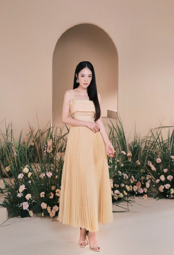 Váy 2 dây xếp ly màu vàng nhạt