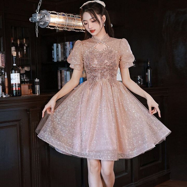 Váy chữ A kim tuyến thể hiện sự quý phái