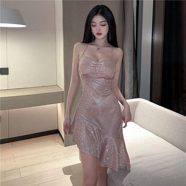Váy lụa đính kim tuyến tạo sự gợi cảm