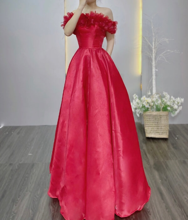 Váy trễ vai là một mẫu mã không thể thiếu trong bất kỳ shop bán váy prom nào
