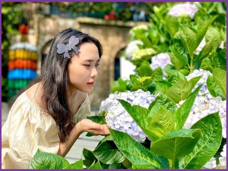 Váy trễ vai trắng tại Bà Nà Hill