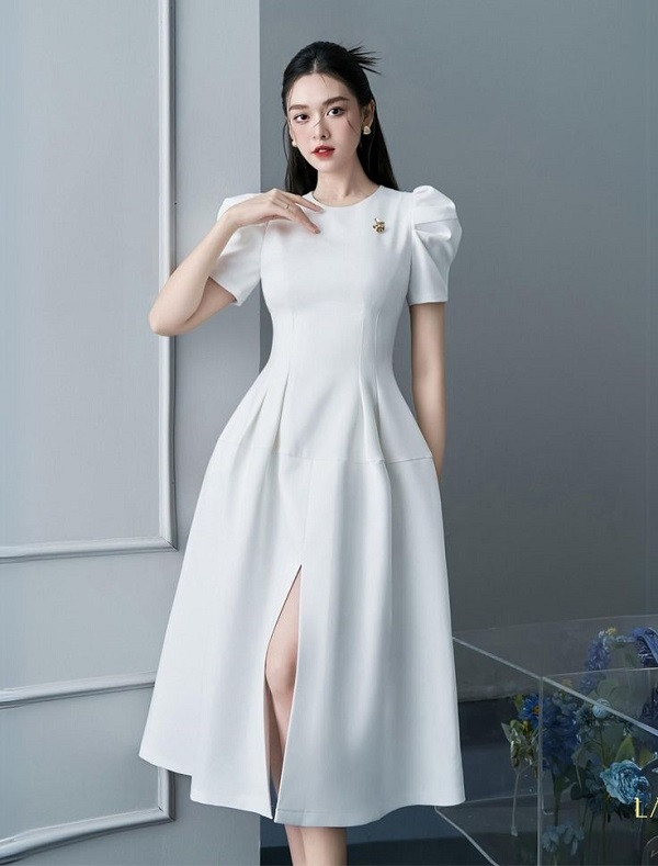 Váy xẻ tà trước giúp tôn lên đôi chân gợi cảm