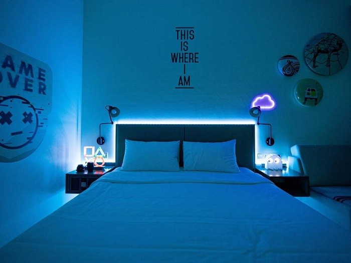 Về nội thất, bên trong căn phòng là lối trang trí tinh tế với đèn led, đèn neon và các khẩu hiệu truyền cảm hứng cho game thủ. Bầu không khí trong căn phòng sẽ giúp du khách đam mê trò chơi điện tử được hòa mình vào sở thích của họ.