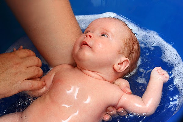 Tại sao mẹ nên trì hoãn lần tắm đầu tiên cho bé?