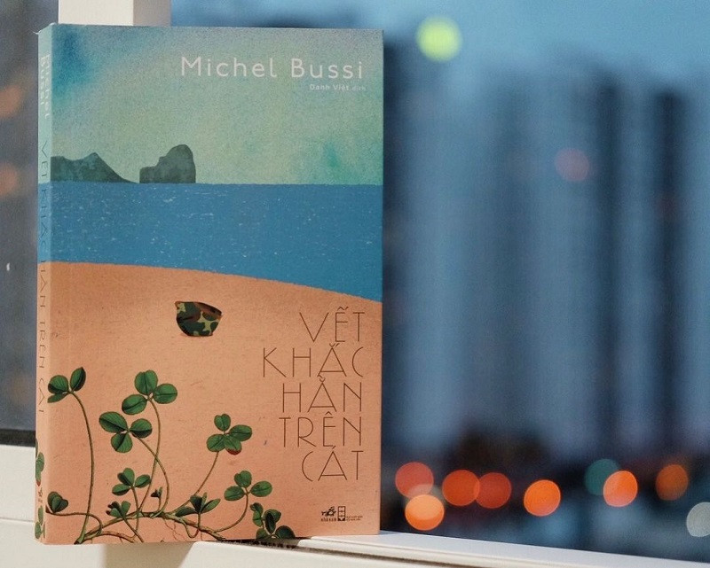 Vết khắc hằn trên cát | Michel Bussi