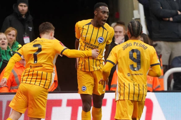 Welbeck kết liễu Newcastle