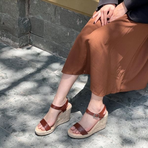 Xăng đan đế xuồng + Chân váy