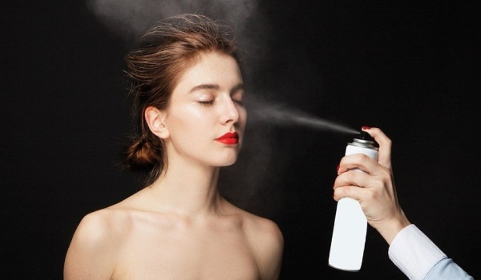 Xịt khoáng sau khi làm makeup