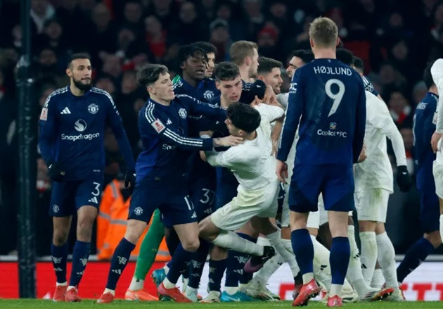 Bàn thắng, thẻ đỏ, ‘húc đầu’ và penalty: 20 phút điên rồ ở trận Arsenal vs Man Utd