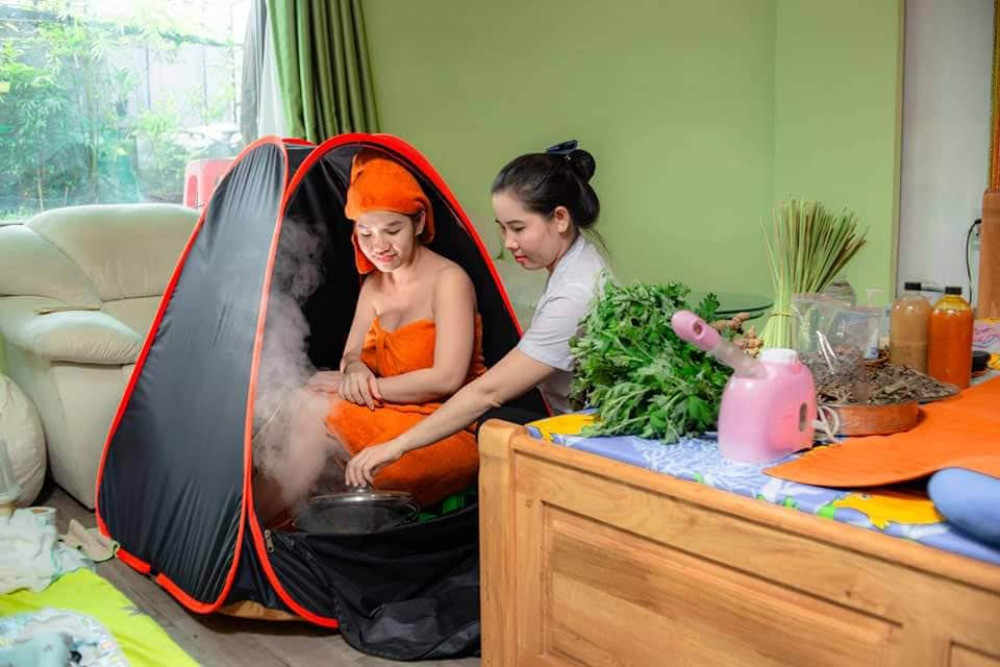 Xông hơi bằng các thảo dược tự nhiên giúp phục hồi da và thư giãn.