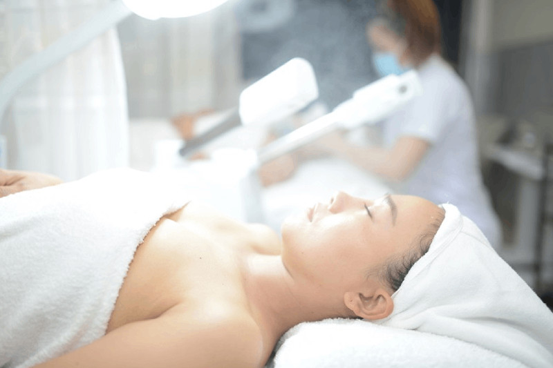 Xông hơi sẽ làm mở rộng lỗ chân lông, tạo điều kiện thuận lợi cho việc loại bỏ bã nhờn từ da.