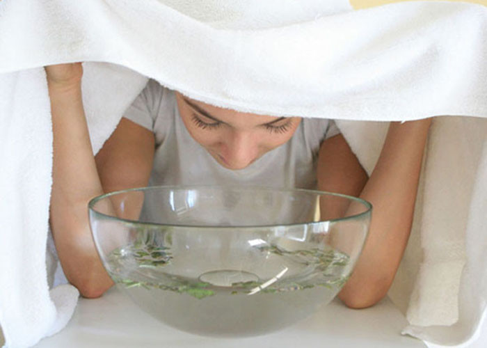 Xông mặt giúp giãn nở lỗ chân lông