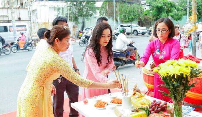 Mẫu văn khấn cúng khai trương quán ăn, nhà hàng chuẩn nhất 2024