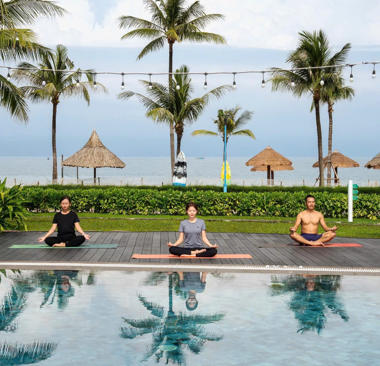 Yoga thư giãn bên bờ hồ